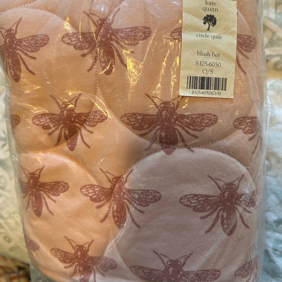 Kaye Quinn Blush Bee Quilt - Picture 1 of 1